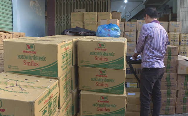 Cơ quan chức năng đang kiểm đếm số thuốc, thực phẩm chức năng kh&ocirc;ng r&otilde; nguồn gốc.