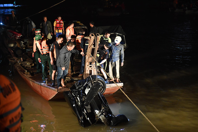 Lực lượng chức năng đang trục vớt chiếc xe gặp nạn (Ảnh: Toquoc.vn)