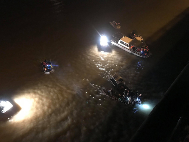 Lần t&igrave;m dấu vết chiếc xe tr&ecirc;n s&ocirc;ng l&uacute;c 0h ng&agrave;y 4/11. (Ảnh D&acirc;n tr&iacute;)