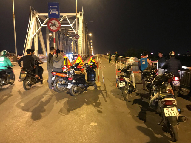 Hiện trường tr&ecirc;n cầu Chương Dương được phong tỏa phục vụ c&ocirc;ng t&aacute;c t&igrave;m kiếm, cứu nạn. (Ảnh D&acirc;n tr&iacute;)