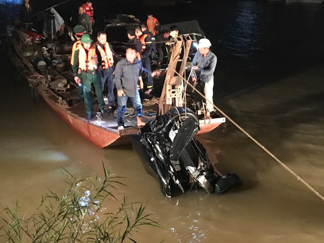 Lực lượng chức năng trục vớt th&agrave;nh c&ocirc;ng chiếc xe. (Ảnh D&acirc;n tr&iacute;)