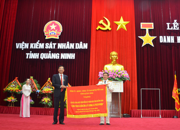Đồng ch&iacute; Nguyễn Văn Đọc, B&iacute; Thư Tỉnh ủy, Chủ tịch HĐND tỉnh trao tặng bức trướng mang d&ograve;ng chữ &ldquo; C&ocirc;ng t&acirc;m v&agrave; Bản lĩnh, Kỷ cương v&agrave; Tr&aacute;ch nhiệm&rdquo; cho Viện KSND tỉnh.