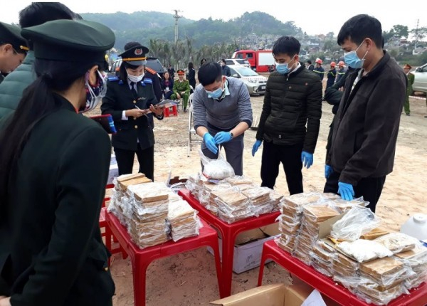 Lực lượng chức năng của tỉnh ti&ecirc;u hủy 260 b&aacute;nh heroin trong vụ &aacute;n Suliyavong Sakhone.