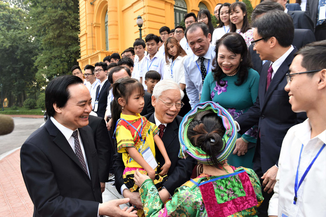 Tổng b&iacute; thư, Chủ tịch nước bế học sinh khuyết tật.