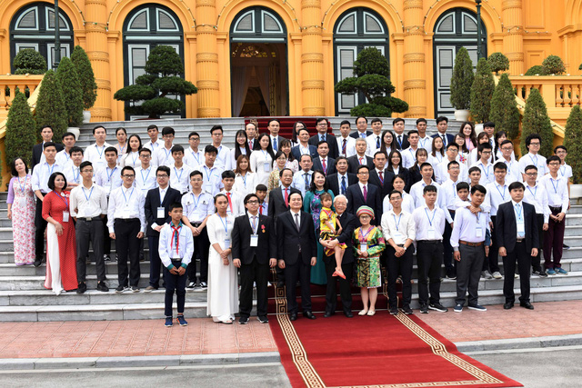 Tổng B&iacute; thư, Chủ tịch nước Nguyễn Ph&uacute; Trọng v&agrave; c&aacute;c đại biểu chụp ảnh chung với c&aacute;c em học sinh, sinh vi&ecirc;n ti&ecirc;u biểu, xuất sắc.