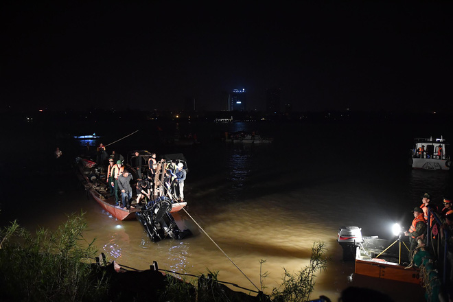 X&aacute;c định danh t&iacute;nh chủ xe Mercedes rơi xuống s&ocirc;ng Hồng