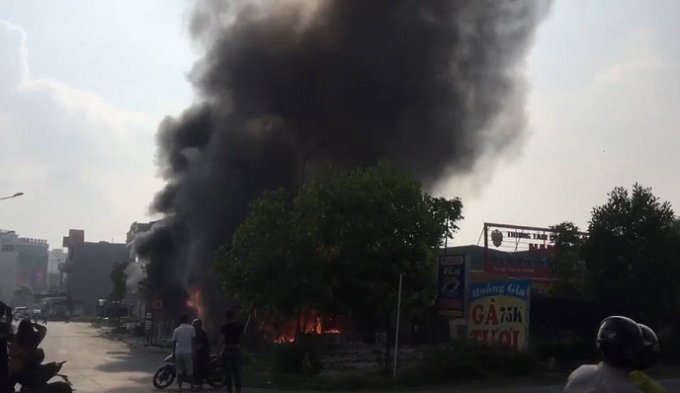 Hỏa hoạn b&ugrave;ng ph&aacute;t tạo th&agrave;nh cột kh&oacute;i lớn.