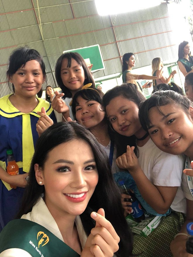 Nguyễn Phương Kh&aacute;nh từng chia sẻ: &ldquo;T&ocirc;i rất th&iacute;ch cuộc thi Miss Earth kh&ocirc;ng chỉ bởi gi&aacute; trị nh&acirc;n văn v&agrave; gi&aacute;o dục cuộc thi mang lại m&agrave; những vấn đề m&ocirc;i trường nghi&ecirc;m trọng đang xảy ra tr&ecirc;n thế giới được cập nhật li&ecirc;n tục gi&uacute;p mỗi người dự thi hay theo d&otilde;i cuộc thi n&acirc;ng cao &yacute; thức bảo vệ m&ocirc;i trường. Đ&oacute; l&agrave; một cuộc thi nhan sắc nhưng mang t&iacute;nh v&igrave; cộng đồng v&agrave; đề cao vẻ đẹp tri thức v&agrave; phẩm chất người phụ nữ. T&ocirc;i muốn được n&oacute;i l&ecirc;n tiếng n&oacute;i của m&igrave;nh, đại diện cho Việt Nam về những vấn đề m&ocirc;i trường m&agrave; t&ocirc;i quan t&acirc;m, thấy nhức nhối thời gian qua&rdquo;.