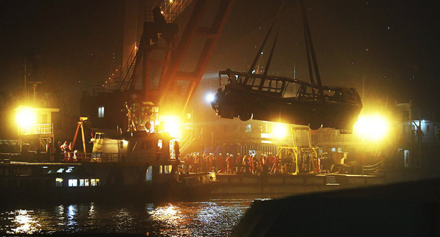 Chiếc xe bu&yacute;t chở 15 người lao xuống s&ocirc;ng ở Tr&ugrave;ng Kh&aacute;nh. (Ảnh: SCMP)