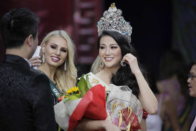 H&atilde;ng tin ABS-CBN ch&uacute; trọng những h&igrave;nh ảnh của Phương Kh&aacute;nh l&uacute;c đăng quang.