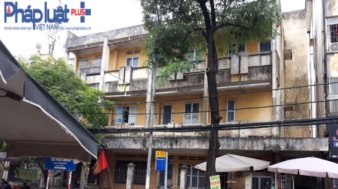 Ph&iacute;a b&ecirc;n ngo&agrave;i khu nh&agrave;&nbsp;do C&ocirc;ng ty cổ phần Tư vấn Thiết kế Kiểm định v&agrave; Địa kỹ thuật đang quản l&yacute;.