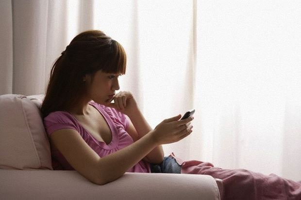 Đọc trộm tin nhắn tr&ecirc;n điện thoại c&oacute; thể bị phạt t&ugrave; đến 3 năm