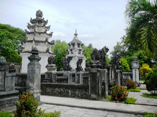 Th&aacute;p Trắng đứng sừng sững trong vườn th&aacute;p mộ ở ch&ugrave;a Thập Th&aacute;p.