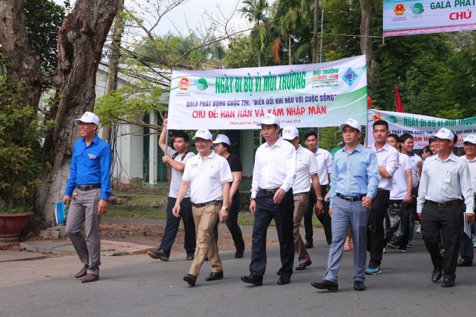 Kết th&uacute;c lễ ph&aacute;t động, c&aacute;c đại biểu tham gia &ldquo;Ng&agrave;y đi bộ v&igrave; m&ocirc;i trường&rdquo; hưởng ứng Cuộc thi &ldquo;Biến đổi kh&iacute; hậu với Cuộc sống&rdquo; theo lộ tr&igrave;nh.