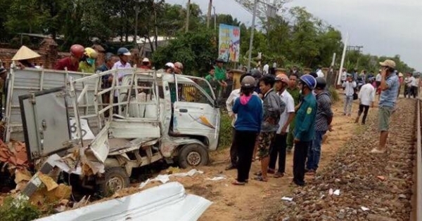 Thừa Thiên Huế: Tàu hỏa hất văng xe tải khỏi đường ray, 2 người thoát chết