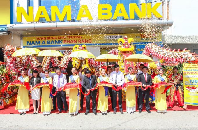 C&aacute;c đại biểu c&ugrave;ng cắt băng khai trương, ch&iacute;nh thức đưa v&agrave;o hoạt động PGD Nam A Bank Phan Rang.