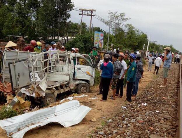 Chiếc xe tải hư hỏng nặng sau c&uacute; va chạm. (Ảnh: Ng&ocirc; C&ocirc;ng Tấn)
