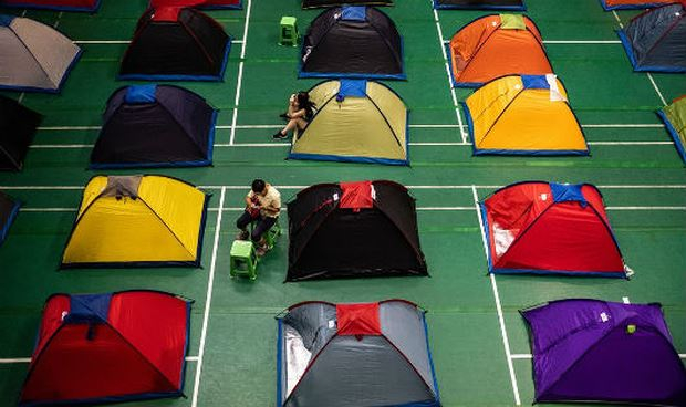 Phụ huynh của sinh vi&ecirc;n năm nhất cắm trại ở ĐH Thi&ecirc;n T&acirc;n khi con họ đang l&agrave;m quen với cuộc sống mới.