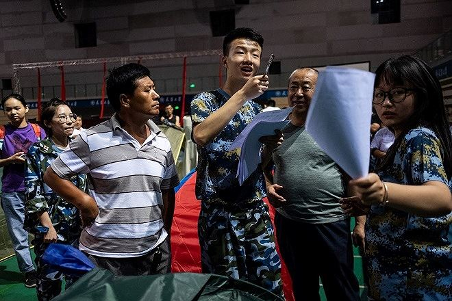 Nhiều phụ huynh Trung Quốc bị cho l&agrave; đang qu&aacute; chiều chuộng con&nbsp;&nbsp;