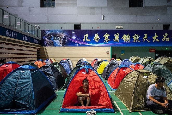 Phụ huynh của sinh vi&ecirc;n năm nhất cắm trại ở ĐH Thi&ecirc;n T&acirc;n khi con họ đang l&agrave;m quen với cuộc sống mới.