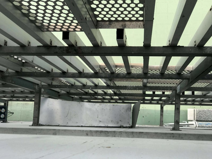 Nơi nạn nh&acirc;n nhảy từ tầng 17 xuống m&aacute;i tầng t&aacute;m t&ograve;a nh&agrave; BV đa khoa quốc tế Hải Ph&ograve;ng.