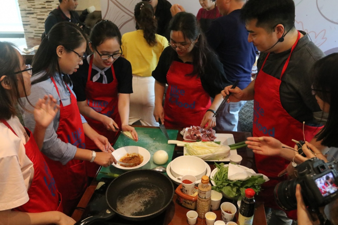 H&agrave;ng trăm học vi&ecirc;n v&agrave; những người c&oacute; niềm đam m&ecirc; với ẩm thực xứ H&agrave;n được học c&aacute;ch nấu ăn từ đầu bếp H&agrave;n Quốc.