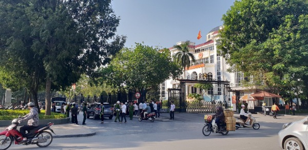 Dư luận đang đợi chờ sự v&agrave;o cuộc kh&aacute;ch quan, c&ocirc;ng t&acirc;m của Tỉnh ủy, UBND tỉnh Thanh H&oacute;a trong phi vụ đấu gi&aacute; 375 l&ocirc; đất thuộc MBQH 3241 vốn xảy ra nhiều tai tiếng thời gian qua.