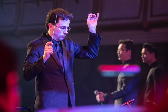 Nhạc trưởng t&agrave;i năng như Olivier Ochanine (Ph&aacute;p) chỉ huy d&agrave;n nhạc giao hưởng