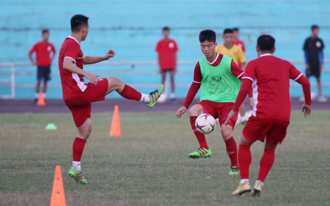 HLV Park Hang Seo &acirc;u lo ng&agrave;y đầu ở L&agrave;o