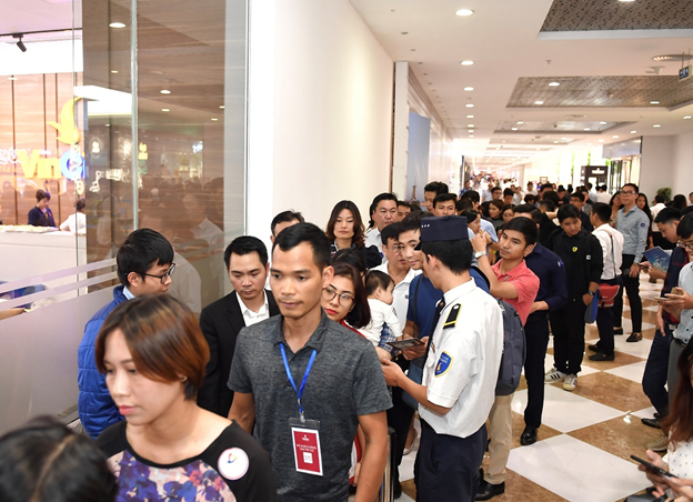 Kh&aacute;ch h&agrave;ng xếp h&agrave;ng d&agrave;i chờ đến lượt v&agrave;o tham quan căn hộ mẫu VinCity Ocean Park