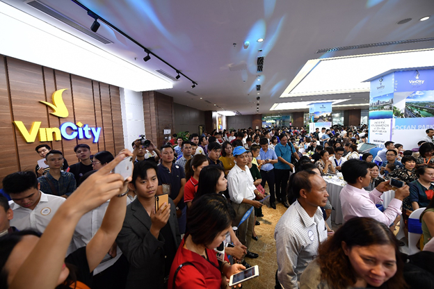 Do kh&aacute;ch h&agrave;ng đến đăng k&yacute; qu&aacute; đ&ocirc;ng, chỉ c&oacute; 5.000 kh&aacute;ch h&agrave;ng được v&agrave;o tham quan căn hộ mẫu. Nhiều kh&aacute;ch h&agrave;ng buộc phải ghi danh đăng k&yacute; tham quan trong c&aacute;c ng&agrave;y tiếp theo trong tuần.