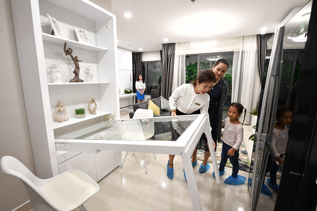 Căn hộ 2 ph&ograve;ng ngủ tiện nghi cho c&aacute;c gia đ&igrave;nh trẻ. Căn hộ n&agrave;y đặc biệt thu h&uacute;t sự ch&uacute; &yacute; của c&aacute;c kh&aacute;ch h&agrave;ng khi &ldquo;gợi &yacute;&rdquo; cho kh&aacute;ch h&agrave;ng c&aacute;c đồ nội thất th&ocirc;ng minh nhằm tối ưu h&oacute;a kh&ocirc;ng gian. V&iacute; dụ như một chiếc tủ c&oacute; thể nhanh ch&oacute;ng chuyển th&agrave;nh chiếc b&agrave;n ăn cho cả gia đ&igrave;nh hay chi&ecirc;c b&agrave;n l&agrave;m việc trong một v&agrave;i t&iacute;ch tắc c&oacute; thể biến h&igrave;nh th&agrave;nh chiếc giường ngủ thoải m&aacute;i.