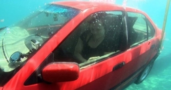 Clip: Khi ôtô chìm xuống nước bạn cần làm gì để thoát thân