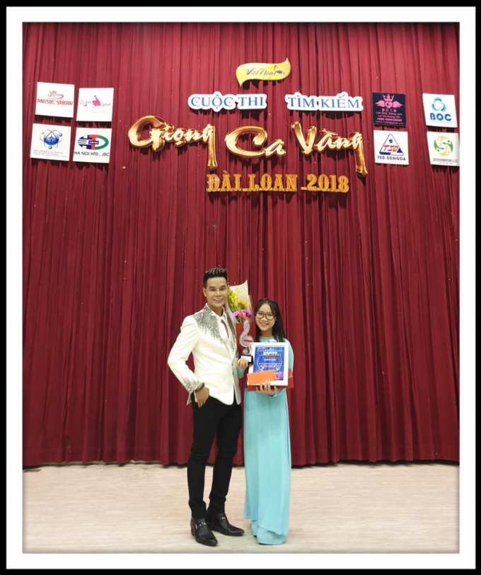 Ca sĩ&nbsp;&Acirc;n Thi&ecirc;n Vỹ chụp h&igrave;nh c&ugrave;ng với qu&aacute;n qu&acirc;n.&nbsp;