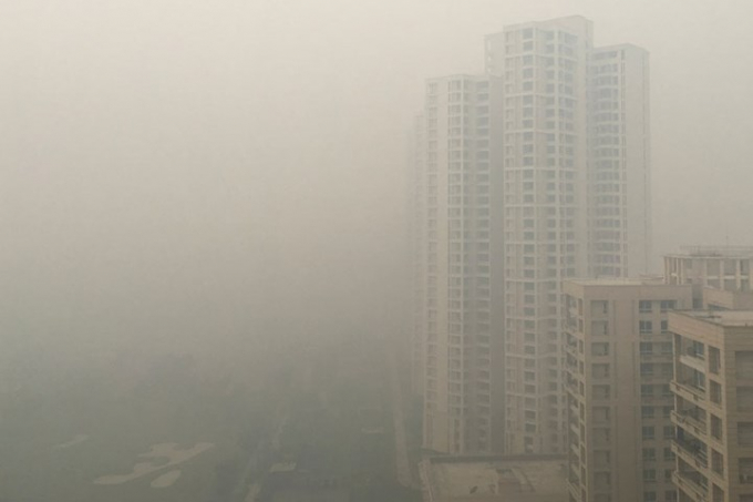 Mức độ &ocirc; nhiễm vượt ngưỡng an to&agrave;n đ&atilde; được ghi nhận ở New Delhi, Ấn Độ ng&agrave;y 5/11/2018. Cả th&agrave;nh phố ch&igrave;m trong lớp bụi mịt m&ugrave; từ s&aacute;ng sớm. Ảnh: Reuters