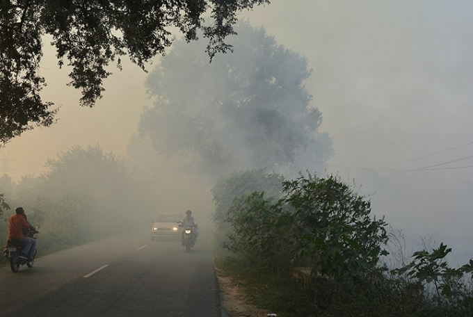 Ủy ban Kiểm so&aacute;t &Ocirc; nhiễm thuộc ch&iacute;nh phủ khuyến c&aacute;o người d&acirc;n kh&ocirc;ng n&ecirc;n ra ngo&agrave;i v&agrave;o s&aacute;ng sớm v&agrave; chiều muộn cũng như lu&ocirc;n mang theo thuốc nếu bị hen suyễn. Ảnh: AP