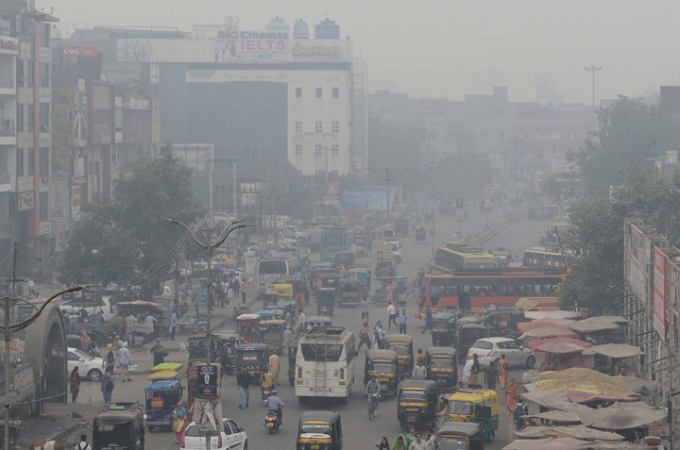 C&aacute;c phương tiện giao th&ocirc;ng lưu th&ocirc;ng tr&ecirc;n con đường đầy kh&oacute;i bụi ở New Delhi ng&agrave;y 1/11/2018. Ảnh: Getty
