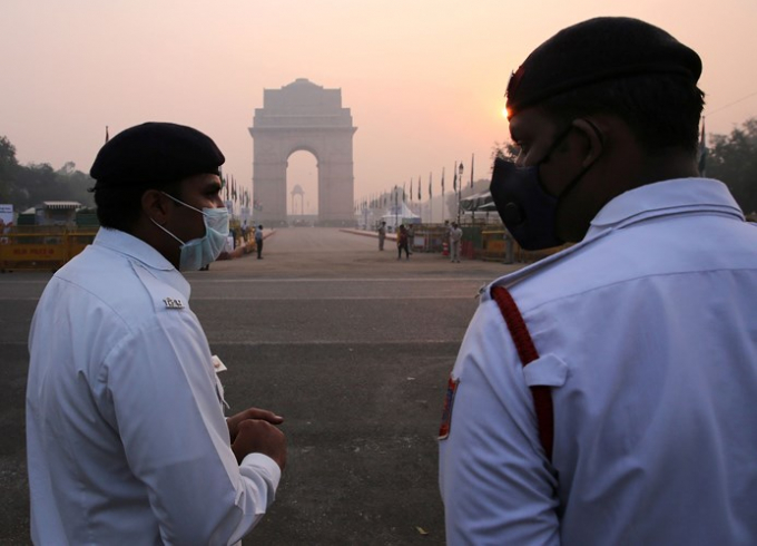 Cảnh s&aacute;t giao th&ocirc;ng cũng phải đeo khẩu trang do t&igrave;nh trạng &ocirc; nhiễm kh&ocirc;ng kh&iacute; nghi&ecirc;m trọng ở thủ đ&ocirc; của Ấn Độ ng&agrave;y 31/10/2018. Ảnh: EPA