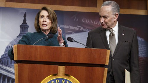 B&agrave; Nancy Pelosi v&agrave; &ocirc;ng Charles Schumer thuộc số những nghị sĩ đảng D&acirc;n chủ ủng hộ lập trường cứng rắn đối với Trung Quốc. Ảnh: BLOOMBERG