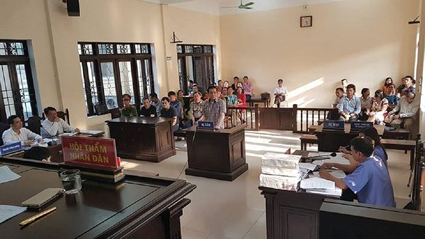 To&agrave;n cảnh phi&ecirc;n t&ograve;a.