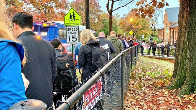 Nhiều người d&acirc;n Mỹ đ&atilde; phải xếp h&agrave;ng từ sớm để bỏ phiếu trước khi l&ecirc;n đường đi học, đi l&agrave;m. Ảnh: Twitter