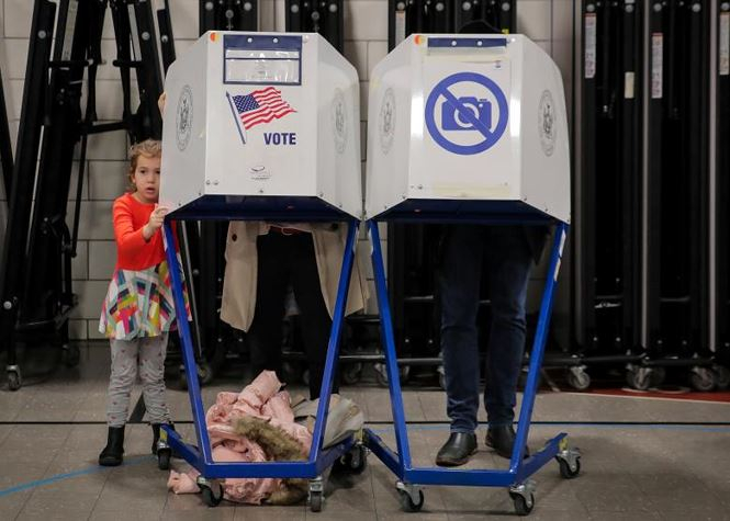 Tại bang Tennessee, số cử tri trẻ đi bỏ phiếu c&oacute; dấu hiệu tăng vọt. Trong số những cử tri bỏ phiếu sớm, c&oacute; tới 98.000 người ở độ tuổi từ 18 đến 29, cao gấp 7 lần con số 12.800 người của năm 2014. Đặc biệt, Tennessee l&agrave; bang nơi ca sĩ nhạc đồng qu&ecirc; Taylor Swift đ&atilde; l&ecirc;n tiếng k&ecirc;u gọi c&aacute;c fan h&acirc;m mộ đi bỏ phiếu theo đ&uacute;ng quyền c&ocirc;ng d&acirc;n.&nbsp;Ảnh: Reuters