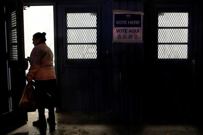 Thời tiết kh&ocirc;ng thuận lợi tại một số khu vực miền Nam nước Mỹ đ&atilde; g&acirc;y ảnh hưởng kh&ocirc;ng nhỏ đến qu&aacute; tr&igrave;nh bỏ phiếu. Sự cố mất điện tại nhiều điểm bầu cử buộc c&aacute;c cử tri phải sử dụng phiếu giấy thay v&igrave; phiếu điện tử. Ảnh: Reuters&nbsp;