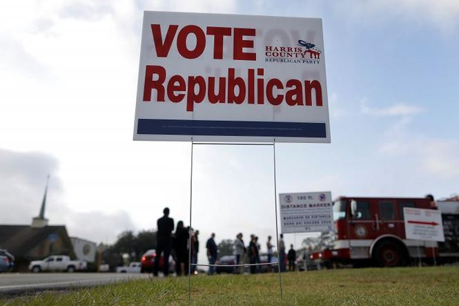 Tấm biển k&ecirc;u gọi ủng hộ cho đảng D&acirc;n chủ tại Houston (bang Texas). Ảnh: Reuters
