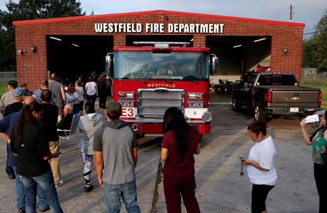 Người d&acirc;n xếp h&agrave;ng chờ bỏ phiếu tại một trạm cứu hỏa ở Houston (bang Texas). Nguồn: Reuters