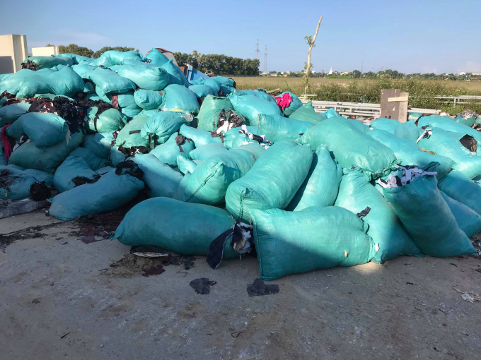 Vải vụn, phế phẩm được tập kết bừa b&atilde;i trước khu nh&agrave; xưởng.