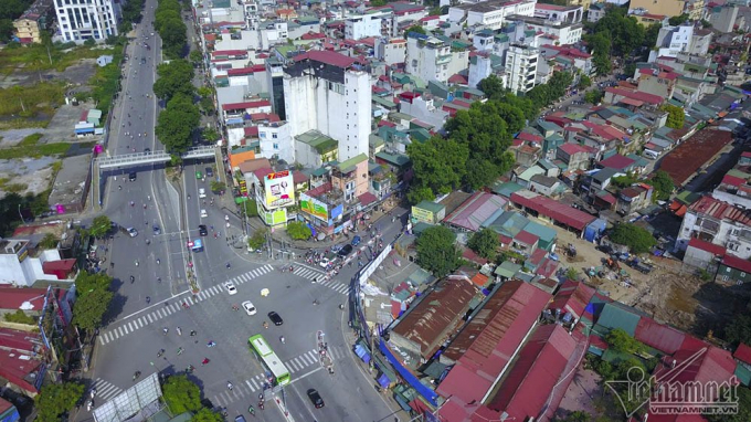 Theo t&iacute;nh to&aacute;n, trung b&igrave;nh mỗi một m&eacute;t d&agrave;i tuyến đường Ho&agrave;ng Cầu - Voi Phục c&oacute; tổng chi ph&iacute; đầu tư l&ecirc;n đến hơn 3,1 tỷ đồng. Trong ảnh l&agrave; n&uacute;t giao Nguyễn Ch&iacute; Thanh - Đ&ecirc; La Th&agrave;nh