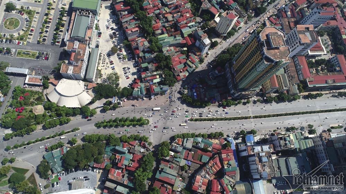 Đoạn đường c&oacute; 2 cầu vượt tại c&aacute;c n&uacute;t Giảng V&otilde; - L&aacute;ng Hạ v&agrave; n&uacute;t Nguyễn Ch&iacute; Thanh. Trong ảnh l&agrave; n&uacute;t giao Nguyễn Ch&iacute; Thanh - Đ&ecirc; La Th&agrave;nh - Nguy&ecirc;n Hồng