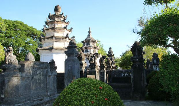 Th&aacute;p Trắng đứng sừng sững trong vườn th&aacute;p mộ ở ch&ugrave;a Thập Th&aacute;p.