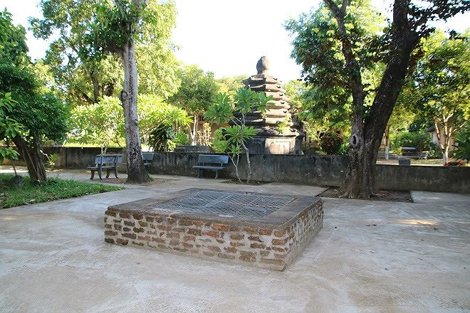 Giếng nước của vua Chămpa (ph&iacute;a trước) v&agrave; th&aacute;p Hội đồng (ph&iacute;a sau).